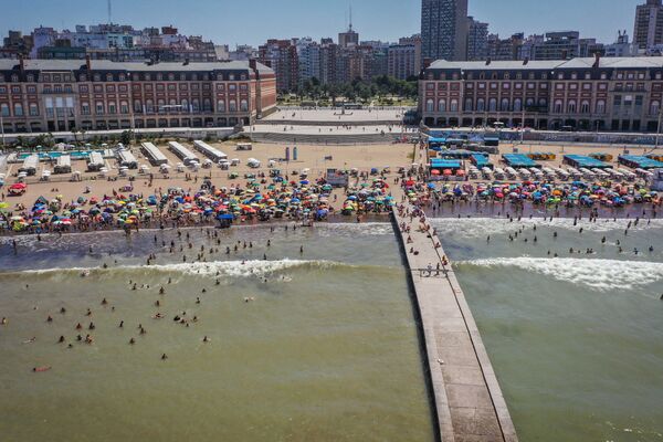 منظر جوي لأشخاص على شاطئ الكازينو في مار ديل بلاتا، الأرجنتين، 11 يناير 2022. - سبوتنيك عربي