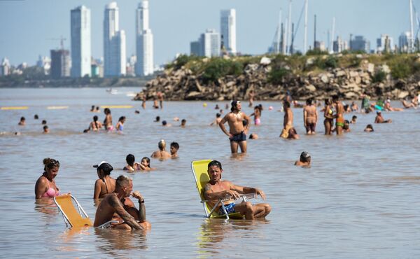 يستمتع الناس باليوم في نهر بارانا خلال موجة الحر وسط ارتفاع حالات الإصابة بفيروس كورونا في روزاريو، الأرجنتين، 12 يناير 2022. - سبوتنيك عربي
