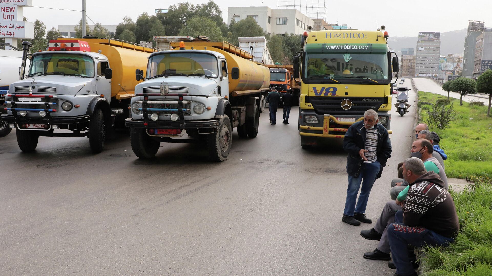 سائقون في لبنان يغلقون طريقا رئيسيا أثناء مشاركتهم في إضراب يوم الغضب - سبوتنيك عربي, 1920, 13.01.2022