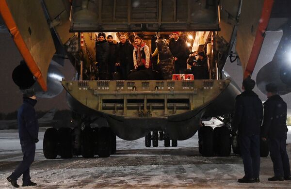طائرة من طراز &quot;إيل-76إم&quot;  لطيران النقل العسكري الروسي تنقل مواطنين روس تم إجلاؤهم من كازاخستان في مطار تشكالوفسكي، شمال موسكو، 10 يناير 2022 - سبوتنيك عربي