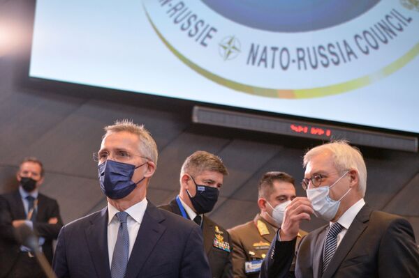 نائب وزير الخارجية الروسي ألكسندر غروشكو (إلى اليمين) والأمين العام لحلف الناتو ينس ستولتنبرغ، قبل اجتماع مجلس روسيا والناتو في بروكسل، بلجيكا 12 يناير 2022 - سبوتنيك عربي