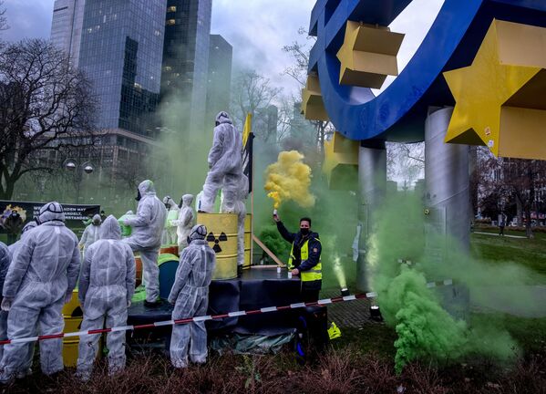 احتجاج نشطاء البيئة في غرينبيس و كوالا كولكتيف ضد غسل الاتحاد الأوروبي للطاقة النووية تحت تمثال اليورو في فرانكفورت، ألمانيا، 11 يناير 2022. - سبوتنيك عربي