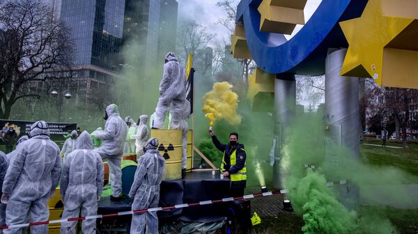 احتجاج نشطاء البيئة في غرينبيس و كوالا كولكتيف ضد غسل الاتحاد الأوروبي للطاقة النووية تحت تمثال اليورو في فرانكفورت، ألمانيا، 11 يناير 2022. - سبوتنيك عربي