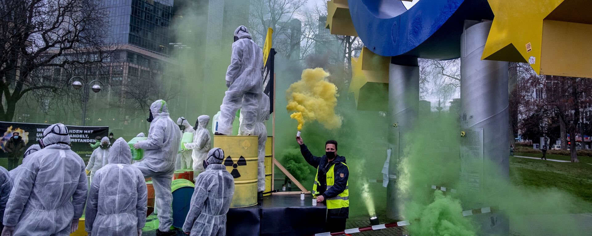 احتجاج نشطاء البيئة في غرينبيس و كوالا كولكتيف ضد غسل الاتحاد الأوروبي للطاقة النووية تحت تمثال اليورو في فرانكفورت، ألمانيا، 11 يناير 2022. - سبوتنيك عربي, 1920, 01.07.2022