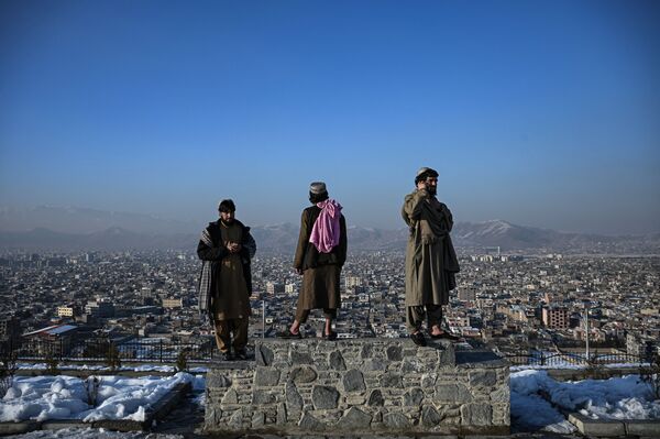 عناصر من حركة طالبان يقفون فوق قاعدة تطل على مدينة كابول عند تلة الوزير أكبر خان في كابول، أفغانستان 10 يناير 2022. - سبوتنيك عربي
