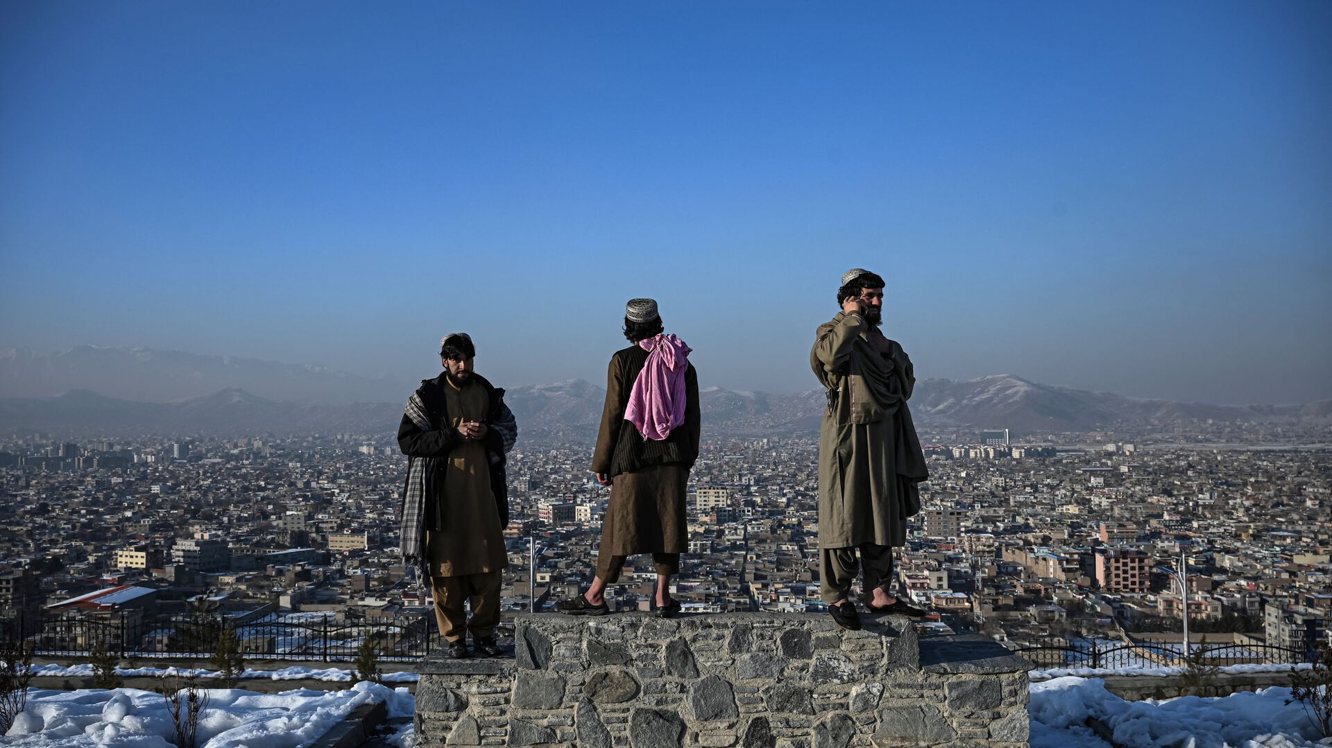 عناصر من حركة طالبان يقفون فوق قاعدة تطل على مدينة كابول عند تلة الوزير أكبر خان في كابول، أفغانستان 10 يناير 2022. - سبوتنيك عربي, 1920, 20.03.2022