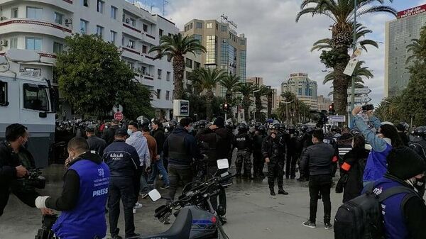  أحزاب تونسية معارضة للرئيس تتظاهر في شارع الحبيب بورقيبة  - سبوتنيك عربي