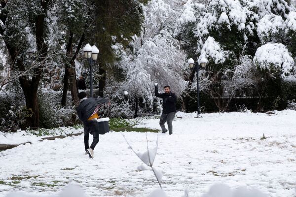 مواطنون يلعبون بالثلج في حديقة مغطاة بالثلوج في السليمانية، العراق ، 17 يناير 2022. - سبوتنيك عربي