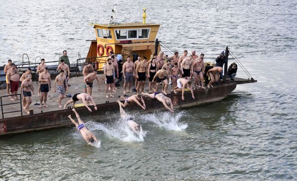يقفز المسيحيون الأرثوذكس إلى المياه الجليدية لنهر سافا في بلغراد، صربيا، 18 يناير 2022. - سبوتنيك عربي