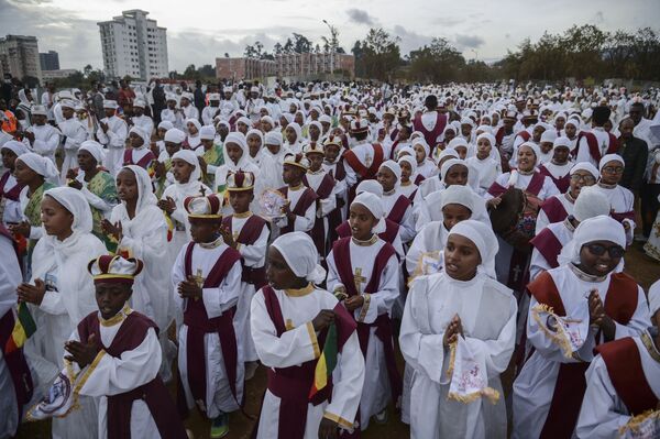 يحتفل مسيحيو الكنيسة الأرثوذكسية الإثيوبية باليوم الأول لمهرجان تيمكات، أو عيد الغطاس، في العاصمة أديس أبابا، إثيوبيا، 18 يناير 2022 - سبوتنيك عربي