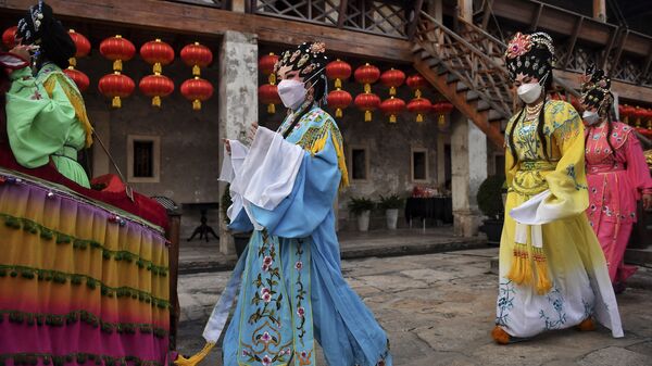 يتجول فناني الأوبرا الصينية التقليدية من فرقة ساي يونغ هونغ (Sai Yong Hong) خلال الاحتفالات بالعام القمري الجديد القادم، في مستودع لونغ 1919  في بانكوك، 19 يناير 2022 - سبوتنيك عربي
