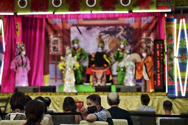 فنانو الأوبرا الصينية التقليدية من فرقة ساي يونغ هونغ (Sai Yong Hong) على خشبة المسرح بمناسبة الاحتفالات بالعام القمري الجديد القادم، في مستودع لونغ 1919  في بانكوك، 19 يناير 2022 - سبوتنيك عربي