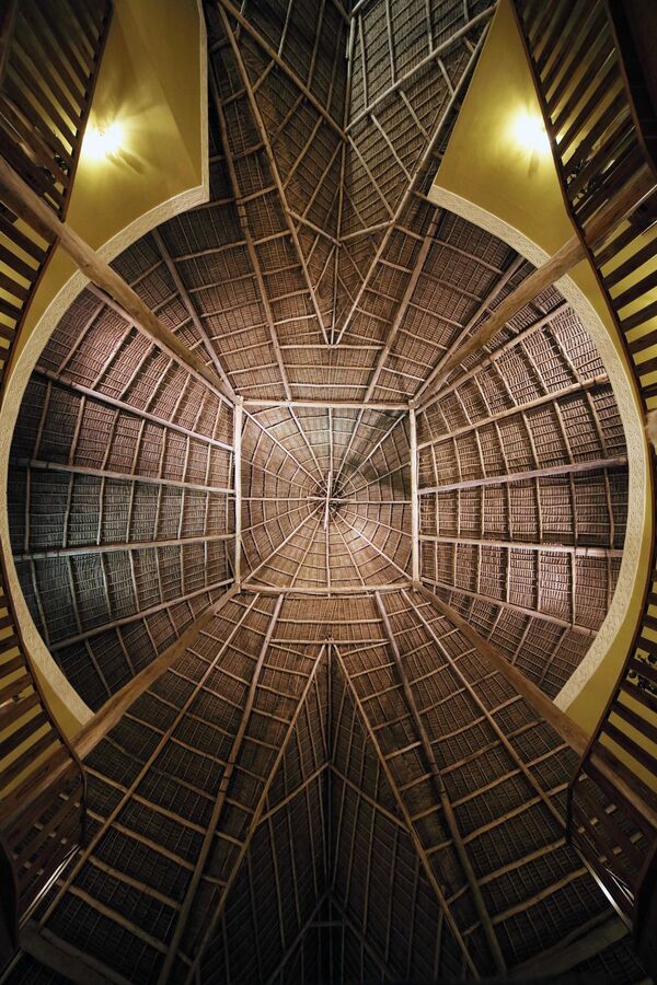 صورة السقف (سقف خشبي تقليدي فوق مساحة عامة ضخمة) للمصور البولندي أندري بوتشينسكي، الذي ترشح لنهائي مسابقة فن البناء  لعام 2021 - سبوتنيك عربي