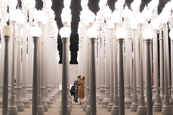 زوجان أثناء زيارة تركيبة ضوئية أوربان لايت في متحف مقاطعة لوس أنجلوس للفنون في لوس أنجلوس، الولايات المتحدة 14 يناير 2022. - سبوتنيك عربي