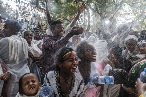 المصلون الأرثوذكس الإثيوبيين في مجمع حمام فاسيليدس أثناء الاحتفال بعيد الغطاس الأثيوبي تيمكات، في مدينة جوندار، إثيوبيا، 19 يناير 2022. - سبوتنيك عربي