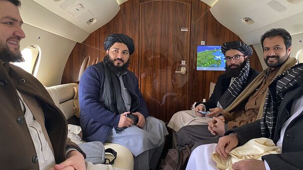  ممثلو طالبان يتجهون من كابول إلى أوسلو، النرويج 22  يناير 2022 أنس حقاني (يمين) ممثل وفد طالبان في المفاوضات - سبوتنيك عربي