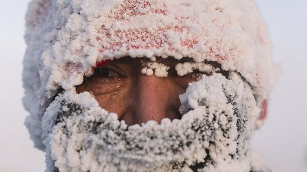 Участник Международного самого холодного в мире марафона в Якутии  - سبوتنيك عربي