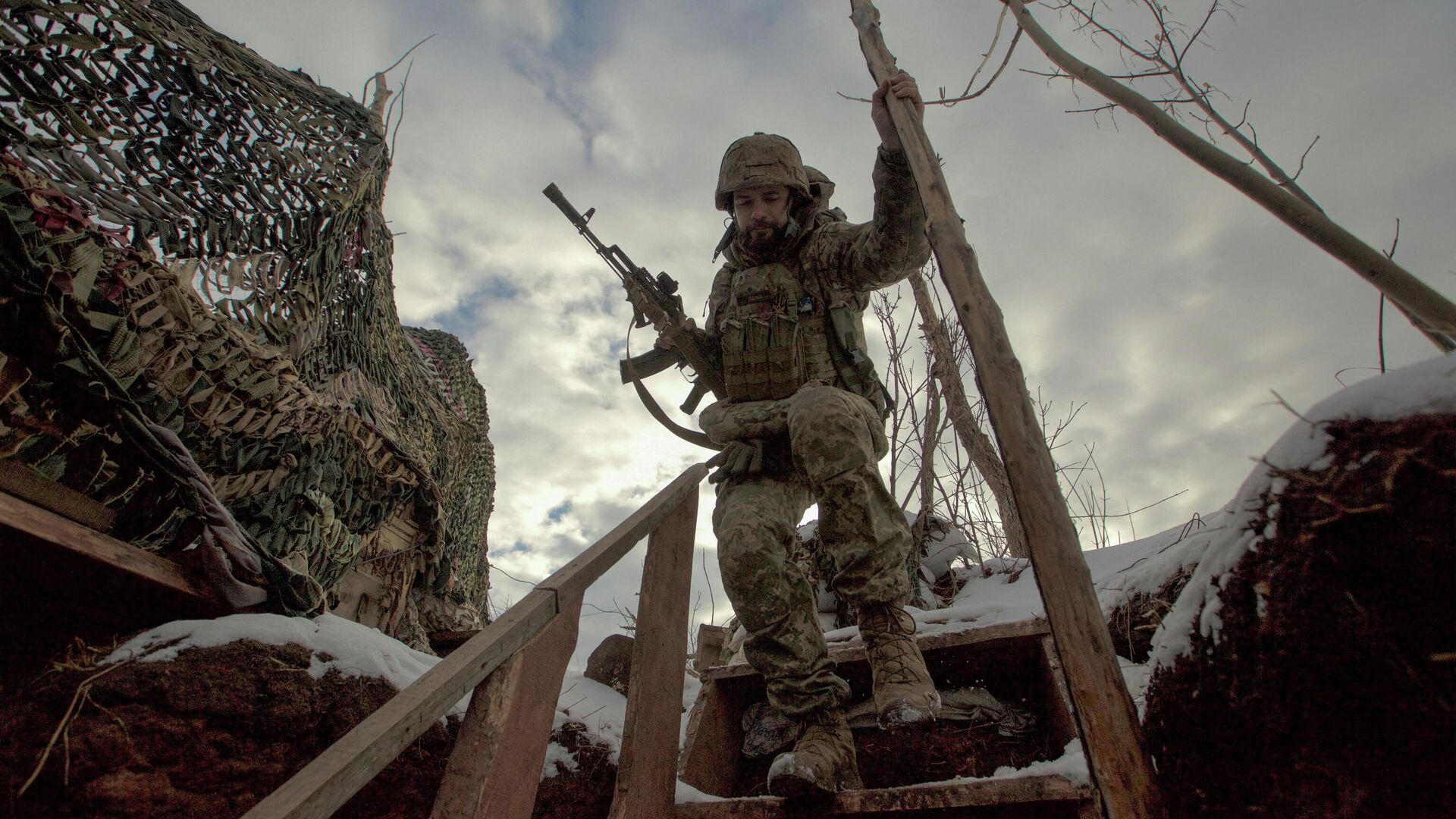 أحد عناصر القوات المسلحة الأوكرانية بالقرب من منطقة دونيتسك، أوكرانيا، 22 يناير 2022 - سبوتنيك عربي, 1920, 26.01.2022