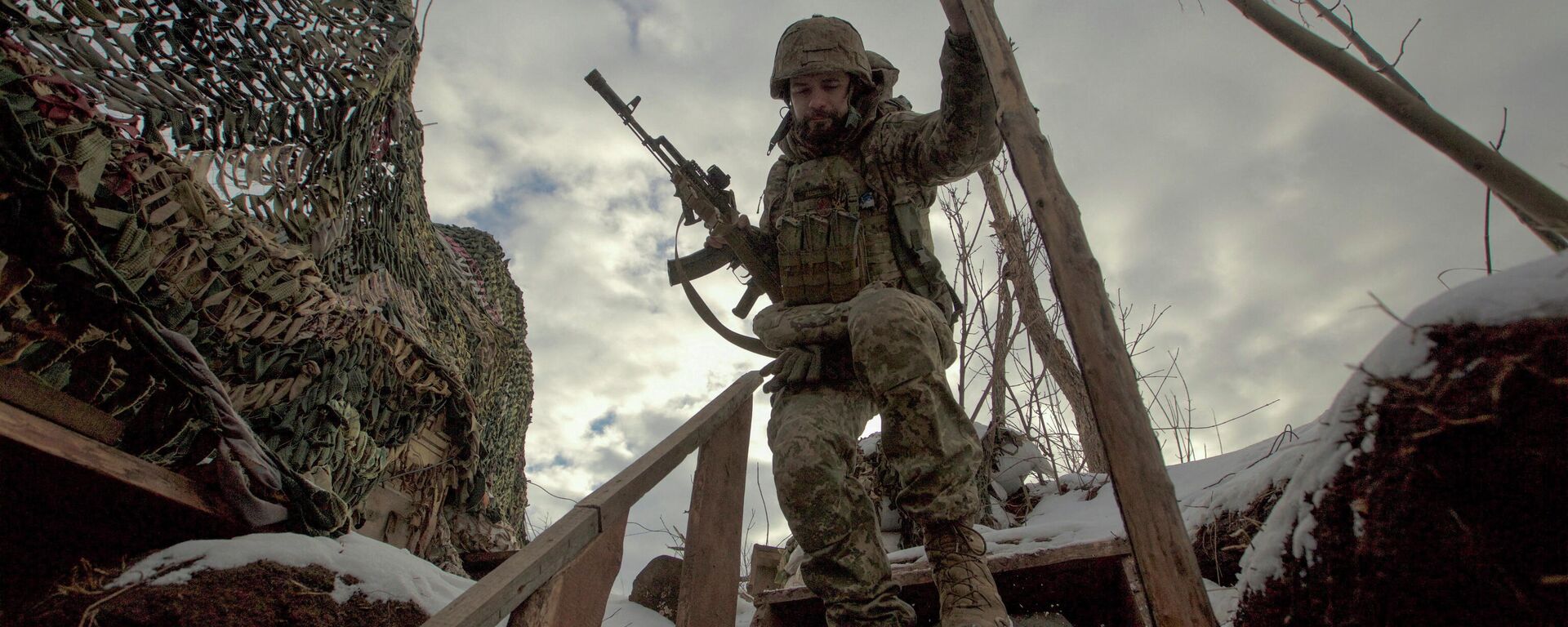 أحد عناصر القوات المسلحة الأوكرانية بالقرب من منطقة دونيتسك، أوكرانيا، 22 يناير 2022 - سبوتنيك عربي, 1920, 19.02.2022