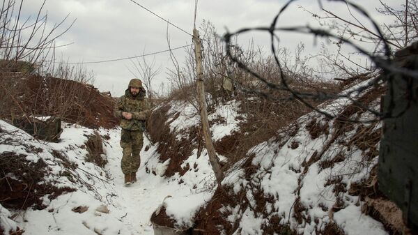 أحد عناصر القوات المسلحة الأوكرانية بالقرب من منطقة دونيتسك، أوكرانيا، 22 يناير 2022 - سبوتنيك عربي