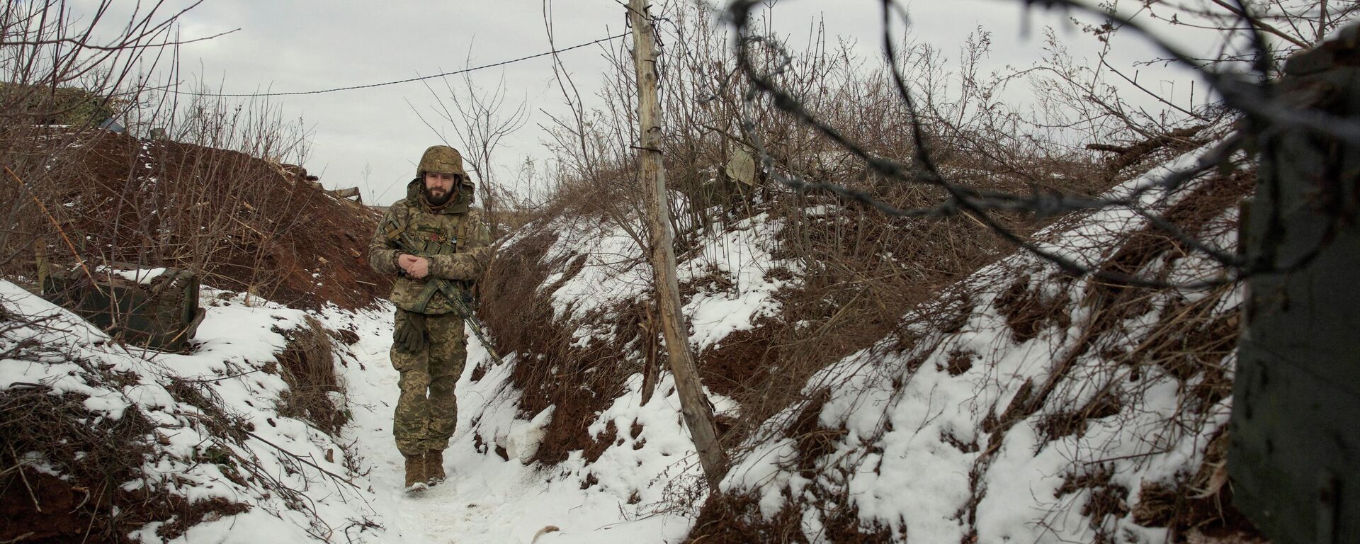 أحد عناصر القوات المسلحة الأوكرانية بالقرب من منطقة دونيتسك، أوكرانيا، 22 يناير 2022 - سبوتنيك عربي, 1920, 27.01.2022