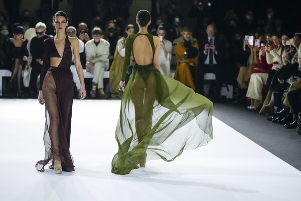 عارضات الأزياء يقدمن تصاميم لمجموعة أزياء ستيفان رولاند &quot;ربيع/ صيف 2022&quot; في باريس، فرنسا 25 يناير 2022. - سبوتنيك عربي