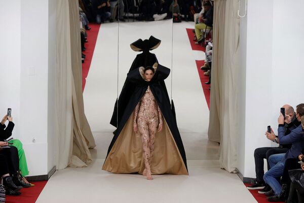 عارضة أزياء تقدم تصميما للفرنسي ألكسيس مابيل خلال عرض أزياء مجموعة &quot;هوت كوتور لربيع/ صيف 2022&quot; في باريس، فرنسا 25 يناير 2022. - سبوتنيك عربي