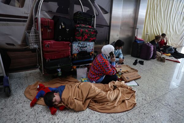 مسافرون عالقون ينتظرون رحلاتهم في مطار إسطنبول، الذي يعلق الرحلات الجوية بسبب تساقط الثلوج الكثيفة، تركيا، 25 يناير 2022. - سبوتنيك عربي
