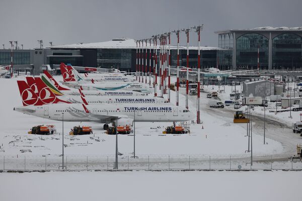 منظر عام للطائرات المتوقفة في مطار إسطنبول الذي علق الرحلات الجوية بسبب تساقط الثلوج بغزارة في إسطنبول، تركيا، 25 يناير 2022. - سبوتنيك عربي