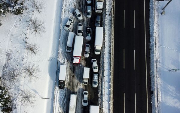 منظر عام لمركبات عالقة على طريق سريع بعد تساقط الثلوج بكثافة في إسطنبول، تركيا، 25 يناير 2022. - سبوتنيك عربي