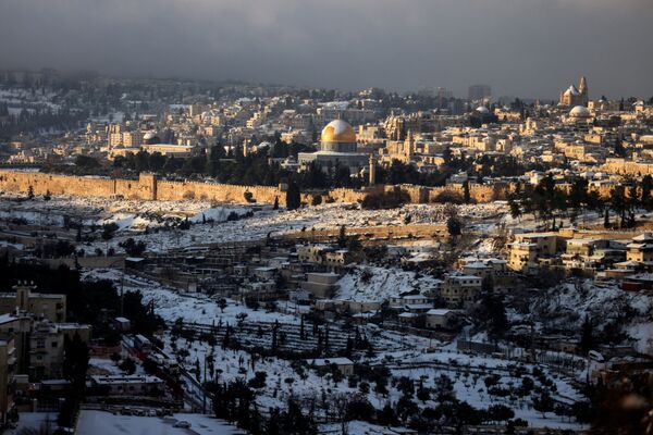 مسجد قبة الصخرة مغطى بالثلج بعد عاصفة ثلجية في القدس، 27 يناير 2022. - سبوتنيك عربي