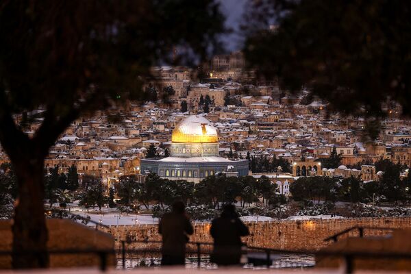 منظر يطل على مسجد قبة الصخرة المغطى بالثلج بعد عاصفة ثلجية في القدس، 27 يناير 2022. - سبوتنيك عربي