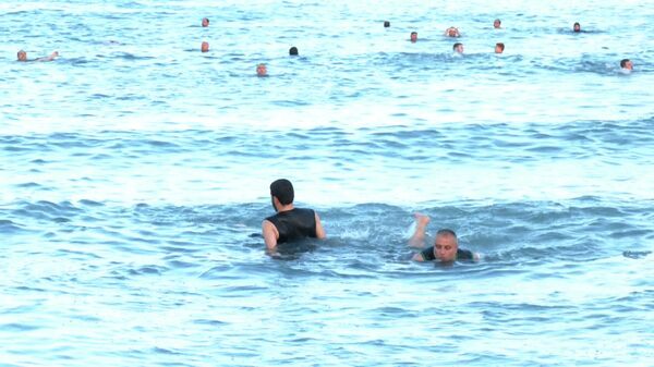 ممارسة رياضة السباحة في فصل الشتاء، غزة، قطاع عزة، فلسطين 28 يناير 2022. - سبوتنيك عربي