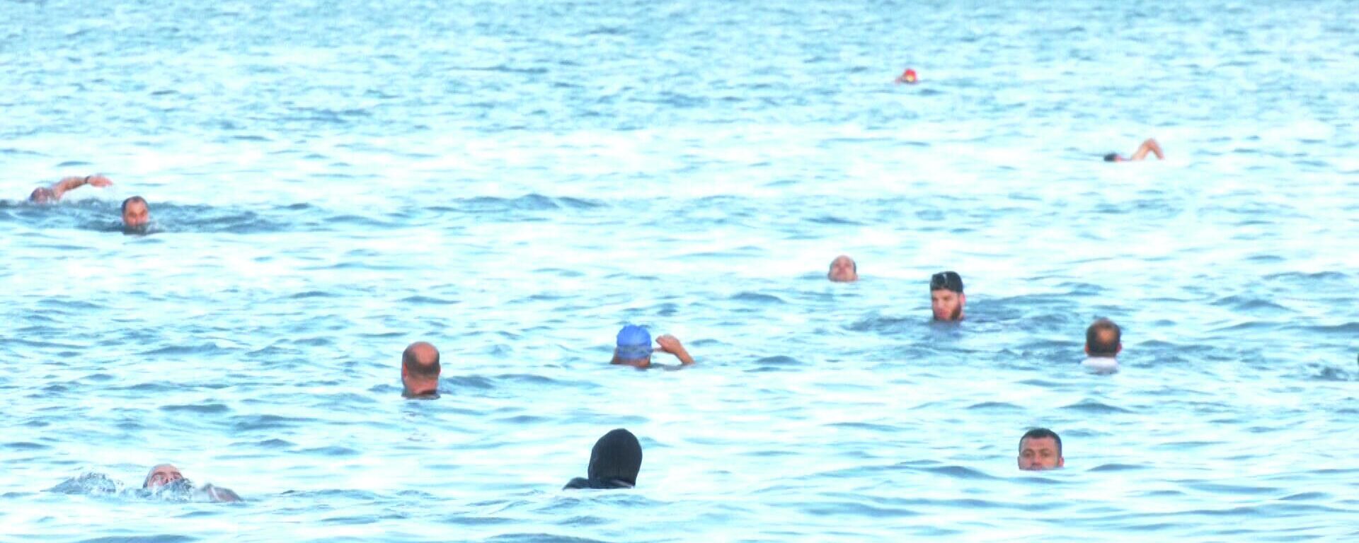 ممارسة رياضة السباحة في فصل الشتاء، غزة، قطاع عزة، فلسطين 28 يناير 2022. - سبوتنيك عربي, 1920, 28.01.2022
