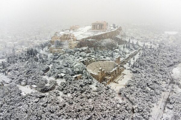 معبد البارثينون على قمة تل الأكروبوليس، أثناء تساقط الثلوج الكثيفة في أثينا، اليونان، 24 يناير 2022. - سبوتنيك عربي