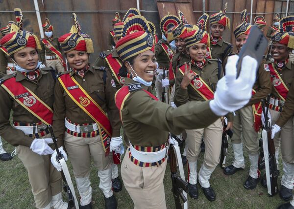 أفراد من قوة حماية السكك الحديدية الهندية يلتقطون صورة سيلفي قبل بدء المسيرة الاحتفالية  بيوم الجمهورية في حيدر أباد، الهند، 26 يناير 2022. - سبوتنيك عربي