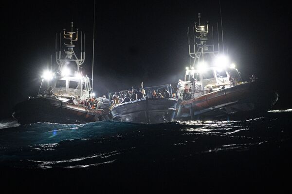 إنقاذ مهاجرين قبالة سواحل لامبيدوزا، 25 يناير 2022. - سبوتنيك عربي