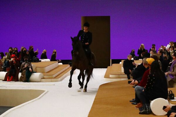 شارلوت كاسيراغي تظهر على حصان في نهاية عرض مجموعة هوت كوتور لربيع وصيف 2022 لدار الأزياء شانيل في باريس، فرنسا، 25 يناير 2022. - سبوتنيك عربي