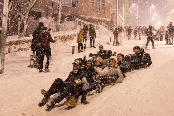 أطفال ينزلقون على الجليد في منطقة كوتشوك شكمجة في اسطنبول، تركيا 24 يناير 2022. - سبوتنيك عربي