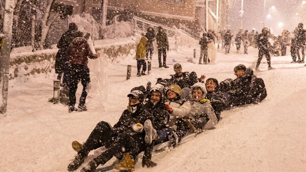 أطفال ينزلقون على الجليد في منطقة كوتشوك شكمجة في اسطنبول، تركيا 24 يناير 2022. - سبوتنيك عربي