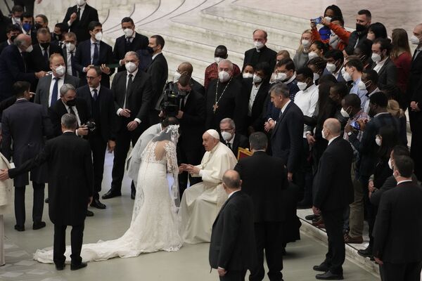 البابا فرانسيس ومتزوجان حديثًا في نهاية خطاب البابا الأسبوعي العام في قاعة بولس السادس بالفاتيكان 26 يناير 2022. - سبوتنيك عربي