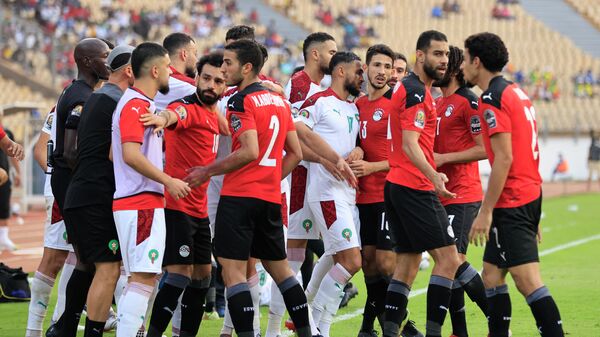 اشتباكات بين لاعبي منتخبي مصر والمغرب، عقب المباراة التي جمعت الفريقين في منافسات كأس أمم إفريقيا 2021. - سبوتنيك عربي