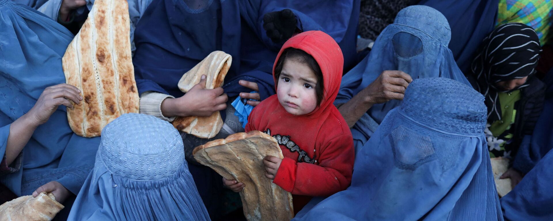 توزيع الخبز على المواطنين في كابول، أفغانستان، 31 يناير 2022. - سبوتنيك عربي, 1920, 04.02.2022
