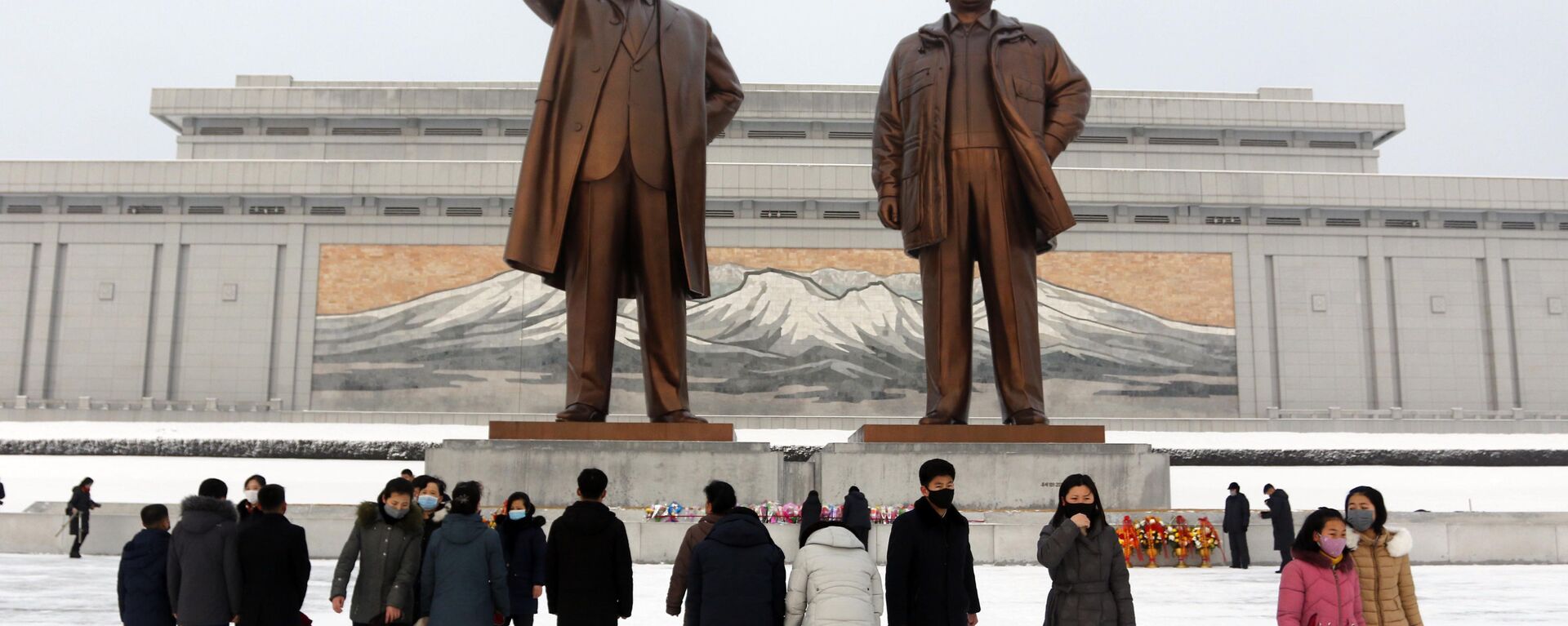 يزور الناس النصب التذكاري للقادة الكوريين الشماليين السابقين (كيم إيل سونغ، وكيم جونغ إيل في مانسو هيل في بيونغ يانغ)، بمناسبة عطلة رأس السنة القمرية الجديدة، كوريا الشمالية 1 فبراير 2022. - سبوتنيك عربي, 1920, 26.06.2022