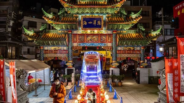 يُظهر هذا المنظر العام ميكوشي، وهو عبارة عن لوحة دينية محمولة في معبد ما تشو مياو عشية رأس السنة القمرية الجديدة للنمر في منطقة الحي الصيني في يوكوهاما، اليابان 31 يناير 2022. - سبوتنيك عربي