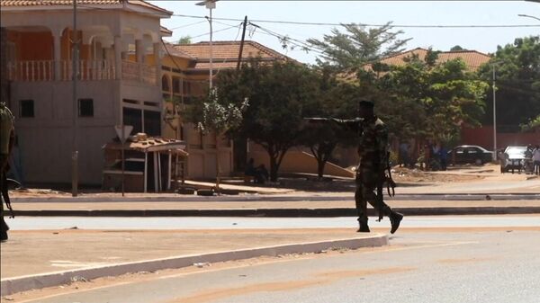 جندي مسلح يتحرك على الشارع الرئيسي للعاصمة بعد إطلاق نار كثيف حول القصر الرئاسي في بيساو، غينيا بيساو، 1 فبراير 2022. - سبوتنيك عربي
