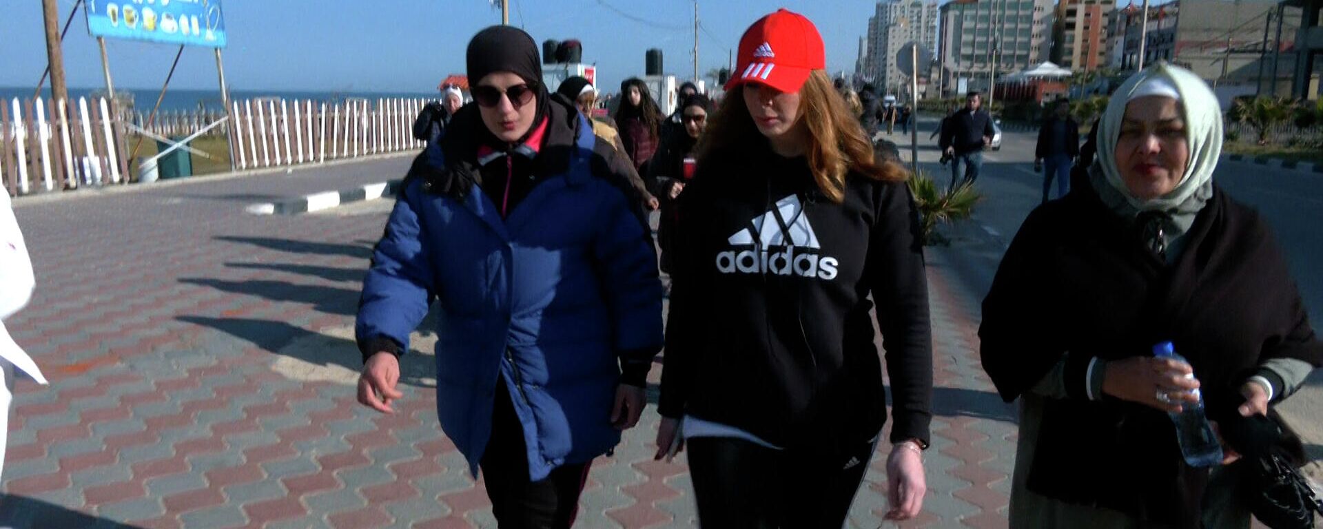 مئات النساء يشاركن في رياضة المشي للتوعية بالرياضة النسائية في مدينة غزة، قطاع غزة، فلسطين - سبوتنيك عربي, 1920, 07.05.2022