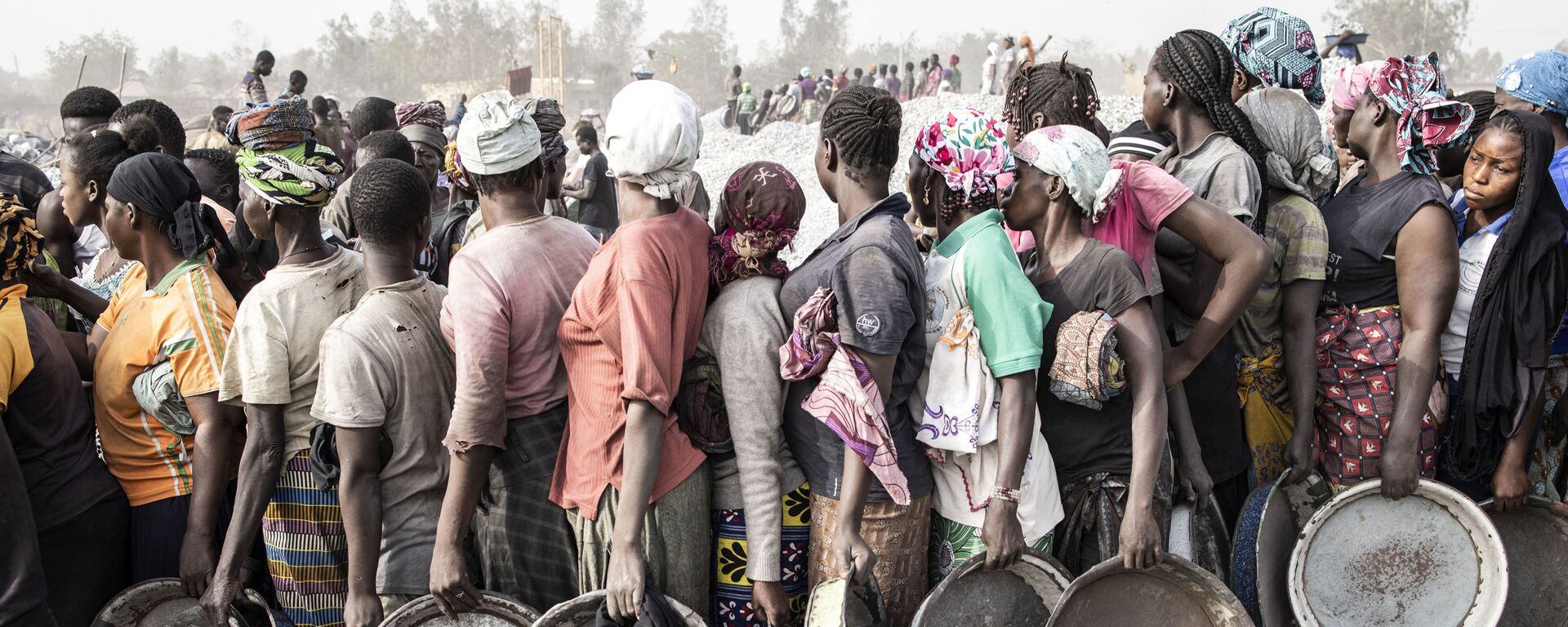 تنتظر النساء في طابور لتحصيل رواتبهن في منجم بيسي غرانتي وسط أواغادوغو، بوركينا-فاسو 29 يناير 2022. - سبوتنيك عربي, 1920, 11.02.2023