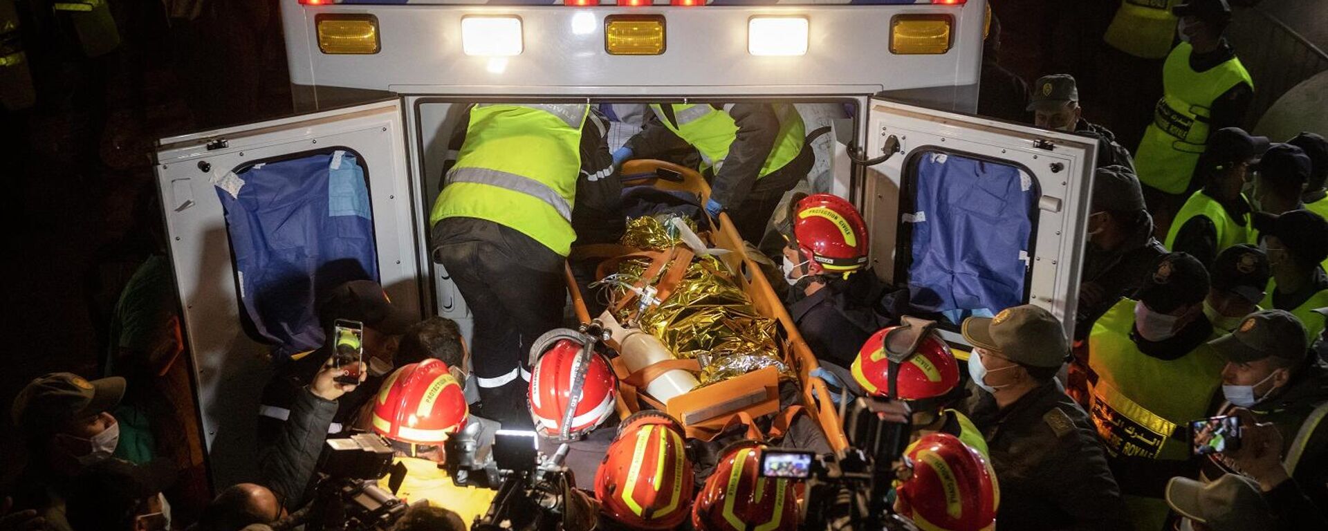 فرق خدمات الطوارئ المغربية تنقل جثمان الطفل ريان أورام إلى سيارة إسعاف بعد أن سحبه من بئر سقط فيه في 1 فبراير/ شباط في قرية إغران النائية في ريف شفشاون الشمالي، 5 فبراير 2022 - سبوتنيك عربي, 1920, 06.02.2022