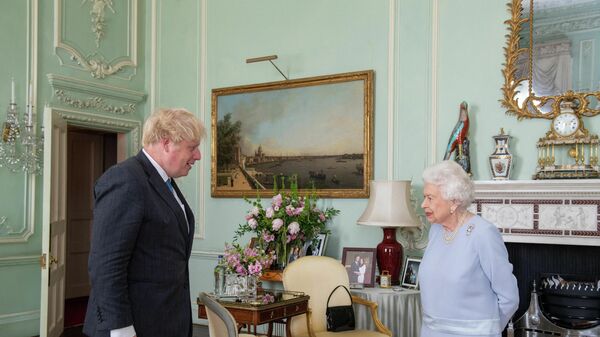 ملكة بريطانيا، إليزابيث الثانية، في أحد اجتماعاتها مع رئيس الوزراء البريطاني، بوريس جونسون - سبوتنيك عربي